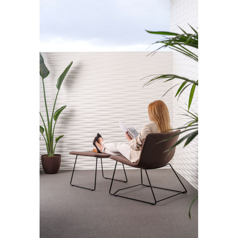 Fauteuil lounge en tissu pieds noirs Mokky