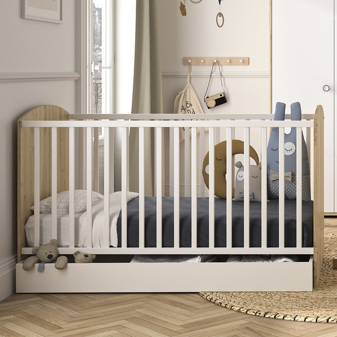 Lit b&eacute;b&eacute; &agrave; barreaux en bois clair et blanc garni de son matelas
