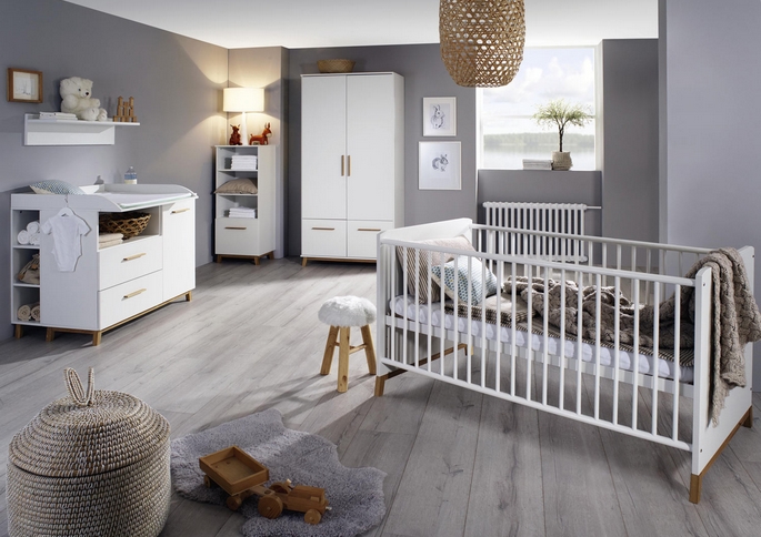 Chambre b&eacute;b&eacute; grise et blanche avec lit &agrave; barreaux, commode &agrave; langer et armoire