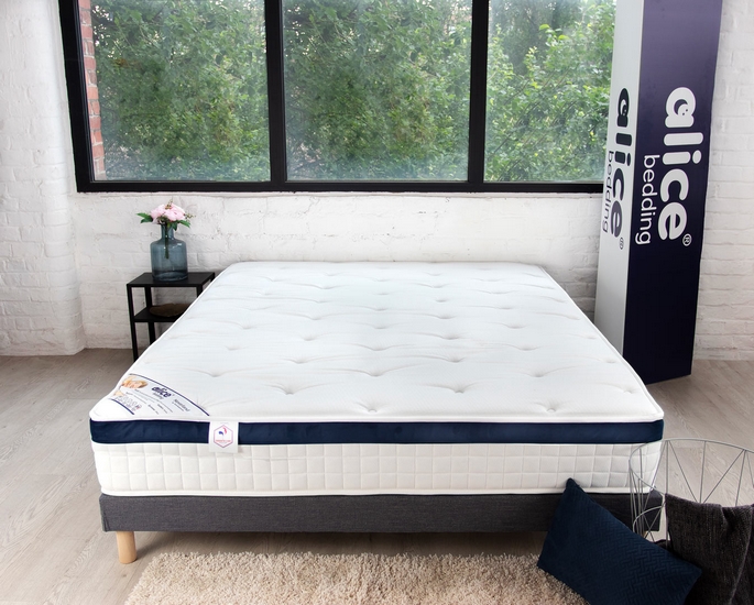 Coupe d’un couchage à ressorts ensachés surmonté d’une couche thermosensible