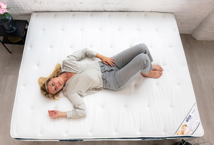 Couchage &agrave; ressorts ensach&eacute;s vu de trois quarts