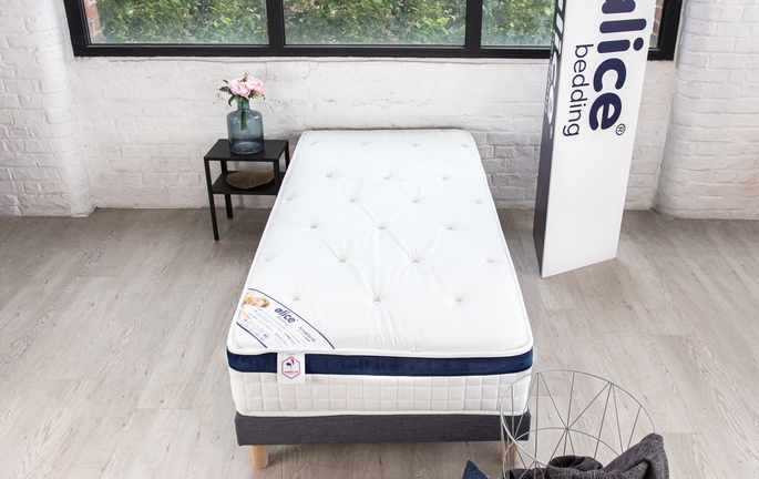Matelas enfant simple blanc pos&eacute; sur un sommier tapissier
