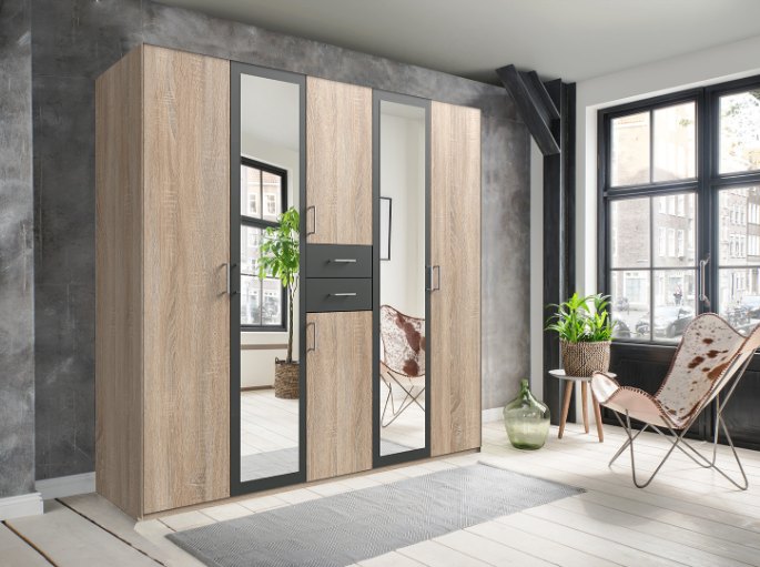 Façades en bois naturel rythmées de bandes foncées et de miroirs
