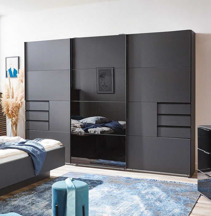 Armoire de chambre moderne 3 portes à façades battantes dans une chambre adulte