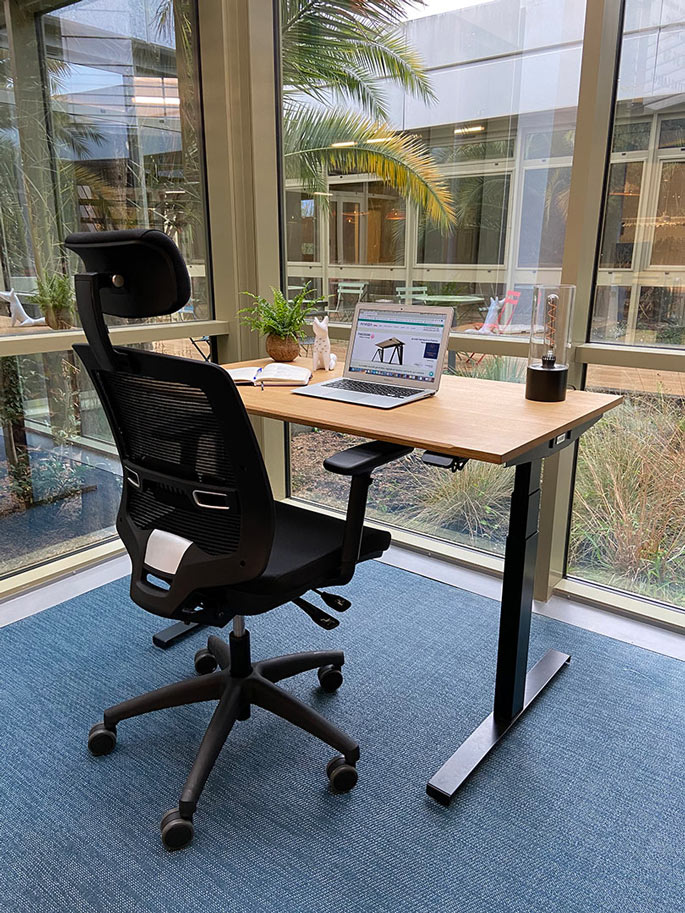 Bureau assis-debout compact en position basse