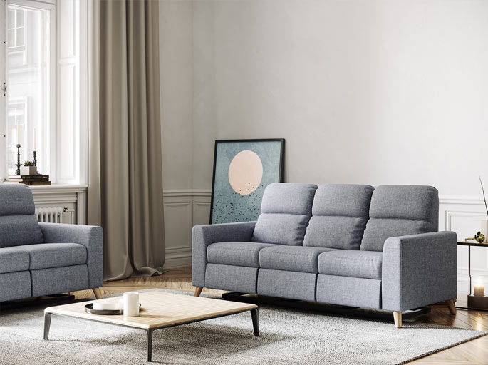 Divan de style scandinave en tissu gris, dosseret bas et assise rembourrée