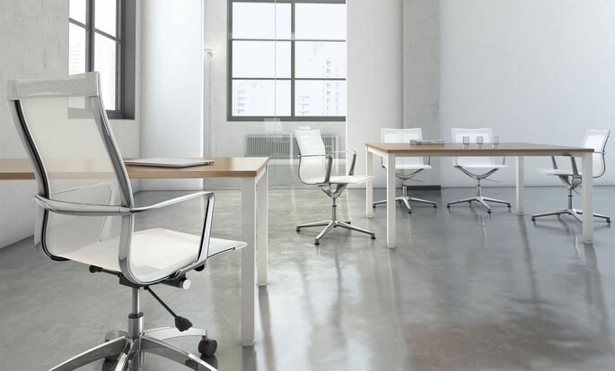 Fauteuil de bureau en tissu r&eacute;sille dans un espace de travail professionnel