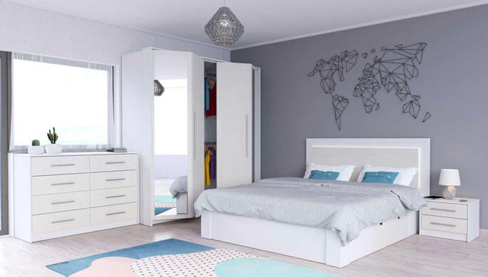 Espace nuit blanc avec lit double et deux commodes, mur gris orné d'une carte du monde