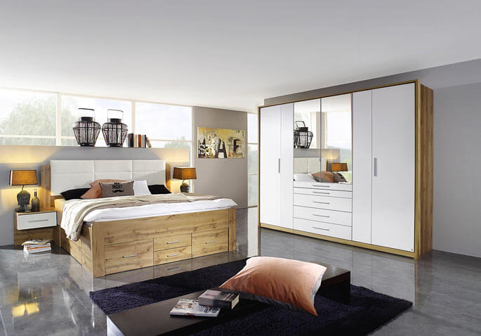 Chambre à coucher moderne associant bois clair et façades blanches, avec armoire et lit double