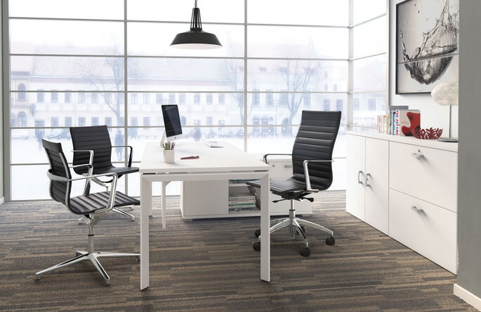 Pi&eacute;tement &agrave; roulettes d'un fauteuil de bureau pivotant