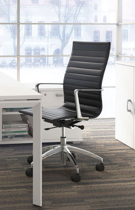 Fauteuil de bureau ergonomique en maille noire avec appui-t&ecirc;te r&eacute;glable