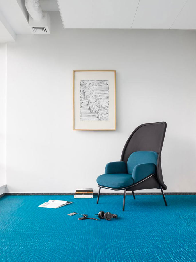 Coin d'attente meublé de fauteuils et d'une table d'appoint