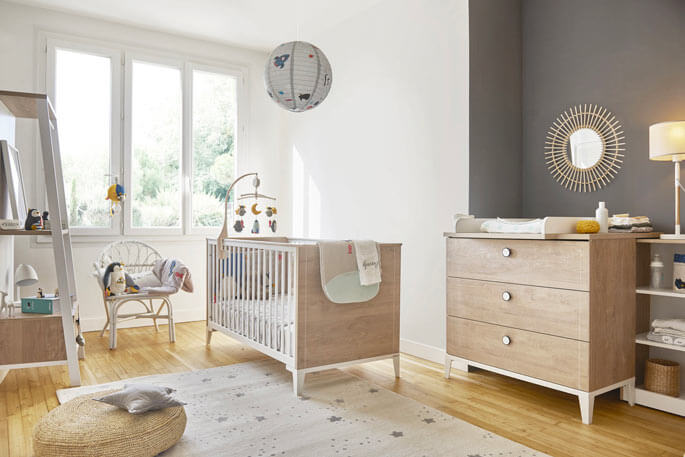 Lit b&eacute;b&eacute; &eacute;volutif contemporain en ch&ecirc;ne clair avec rangements