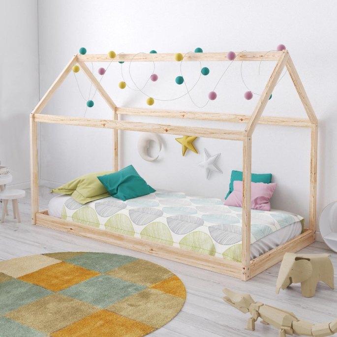 Couchage au ras du sol dans une cabane en bois clair, adapté à un enfant de 3 ans