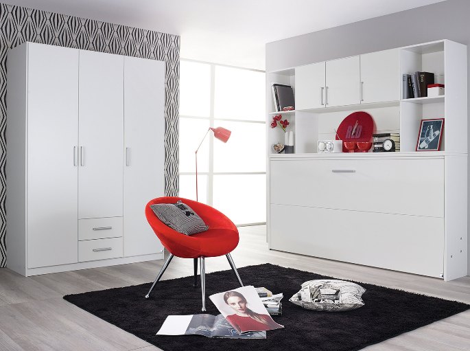 Façade fermée d'un meuble à couchage escamotable, avec colonne de rangement assortie