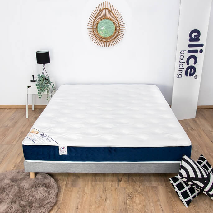 Couchage &agrave; ressorts blanc et bleu marine pos&eacute; sur son support