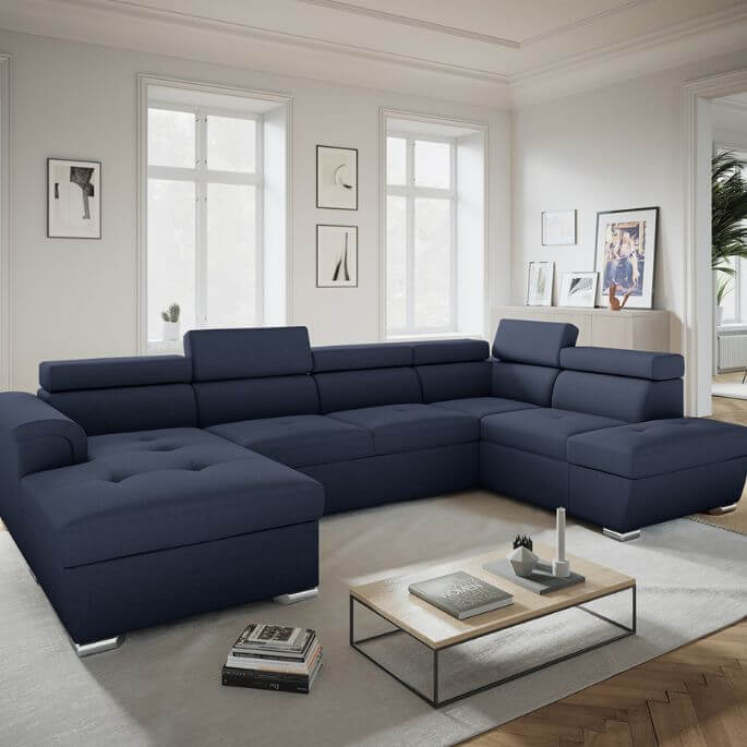 Canap&eacute; d'angle en U bleu marine dans un salon clair