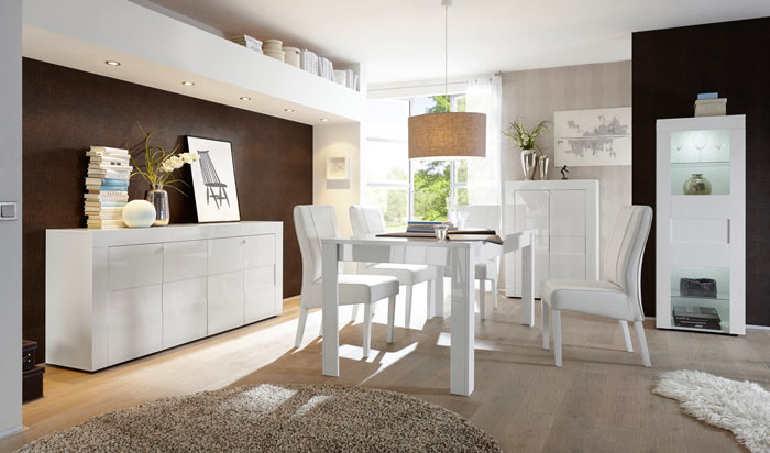 Espace repas contemporain aux façades brillantes