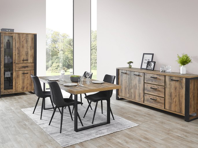 Coin repas associant un plateau de bois clair et des rangements plus sombres