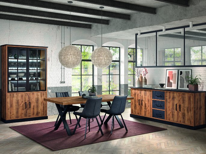 Vitrine et enfilade en bois recyclé teinté sombre près d’une baie vitrée
