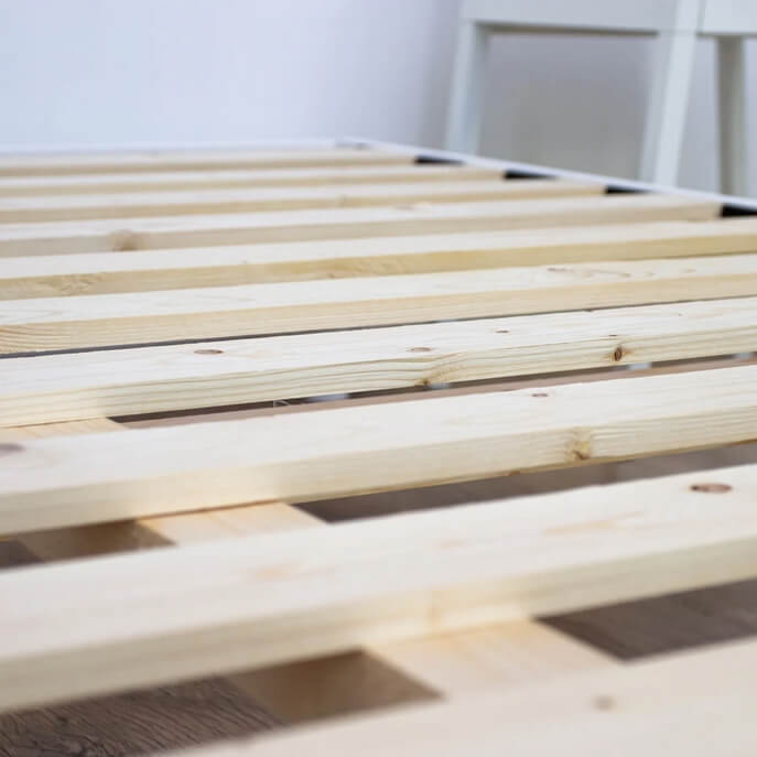 Cadre de sommier plancher avec planches de bois encastr&eacute;es