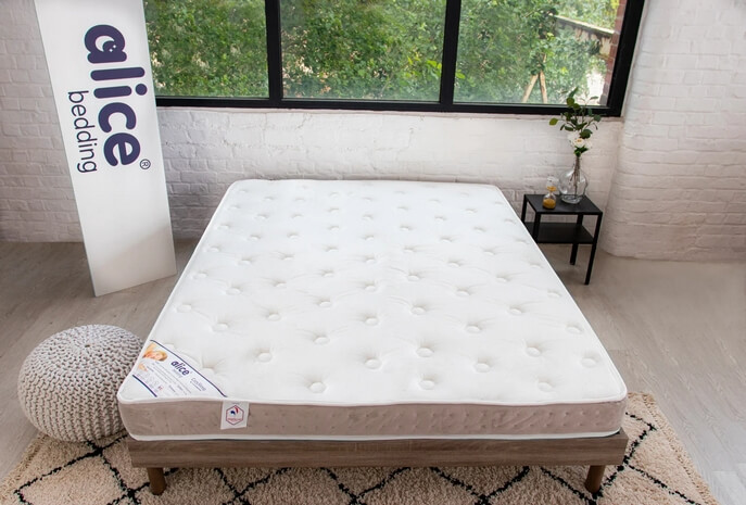 Matelas &agrave; m&eacute;moire de forme compatible avec un sommier plancher