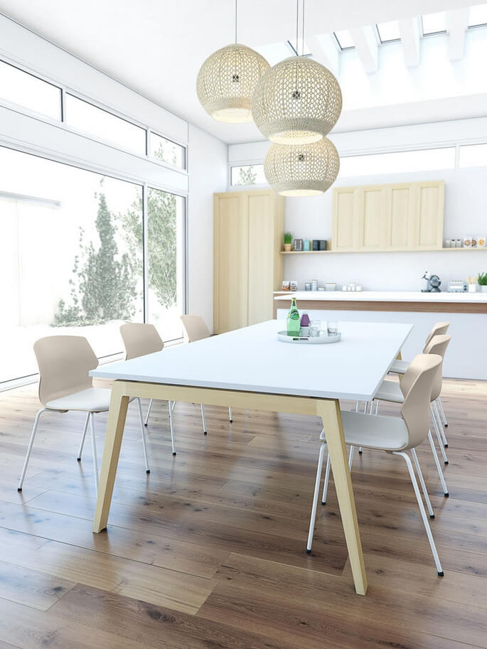 Table de r&eacute;union rectangulaire install&eacute;e dans une salle de conf&eacute;rence