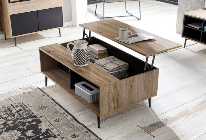 Table basse relevable en ch&ecirc;ne clair, plateau remont&eacute; &agrave; hauteur de repas dans un salon