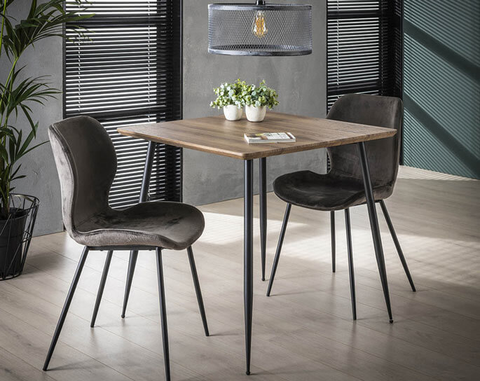 Table de salle &agrave; manger carr&eacute;e en bois clair &agrave; pi&egrave;tement m&eacute;tal noir