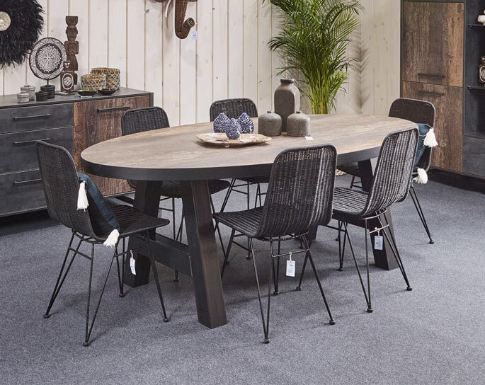 Table de salle &agrave; manger industrielle de forme ovale