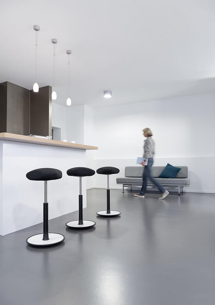 Si&egrave;ge assis-debout &agrave; assise inclin&eacute;e pour poste de travail en hauteur
