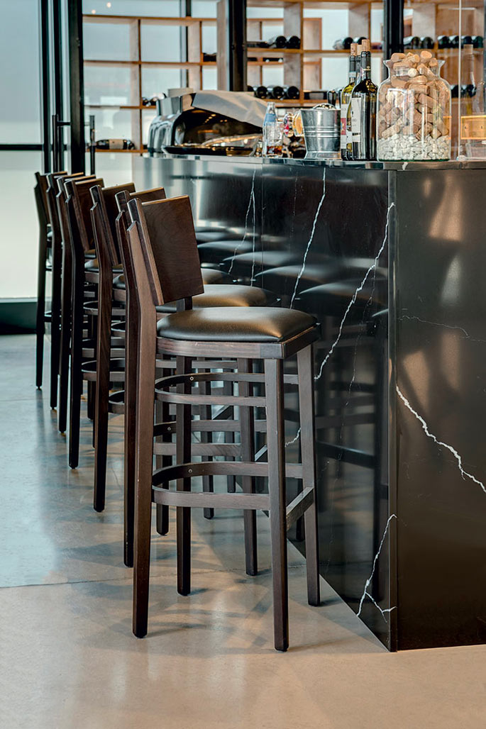 Tabouret de bar à structure en hêtre pour comptoir de restaurant