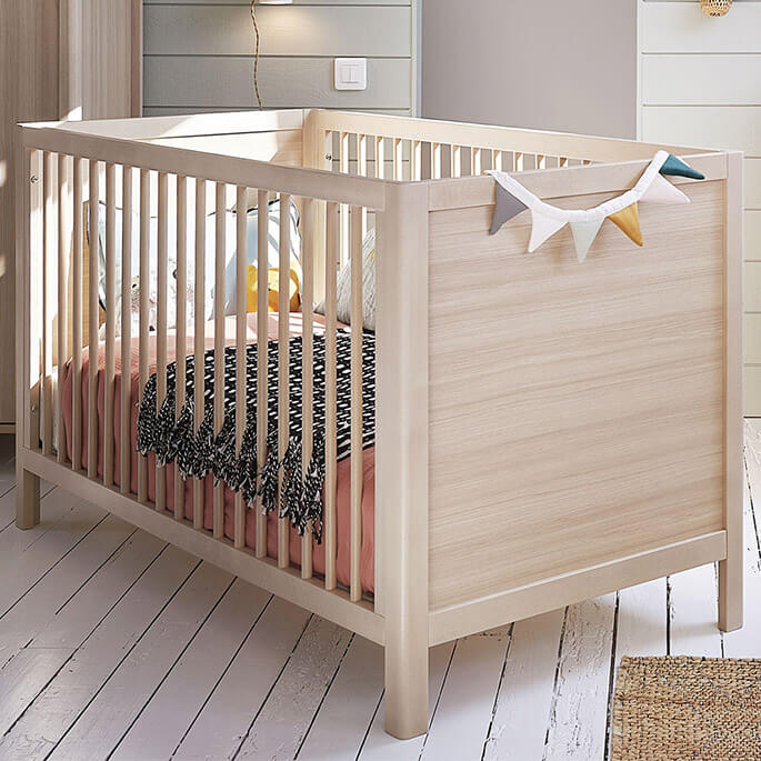 Lit bébé évolutif contemporain chêne clair, sommier à hauteur réglable