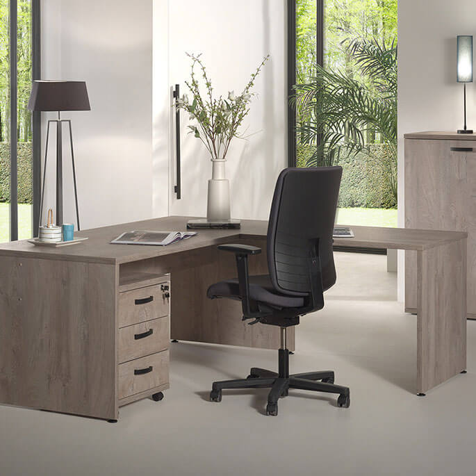 Bureau d’angle contemporain à piétement bois, finition chêne clair