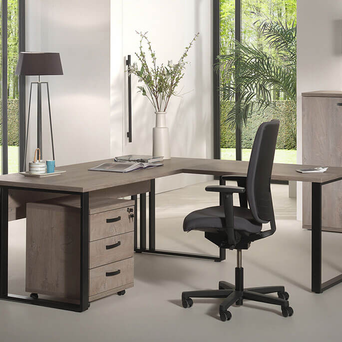 Bureau d’angle contemporain à piétement métal et plateau chêne clair
