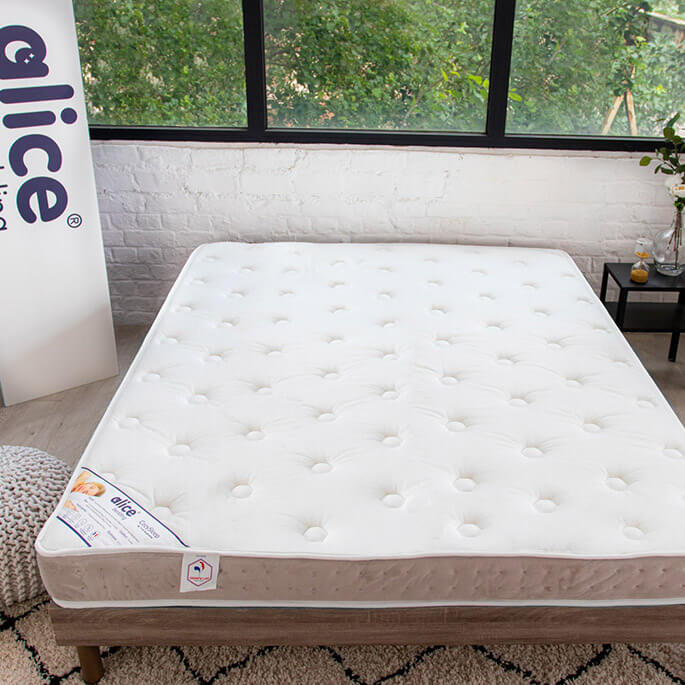 Matelas en mousse haute résilience surmonté d'une couche à mémoire de forme