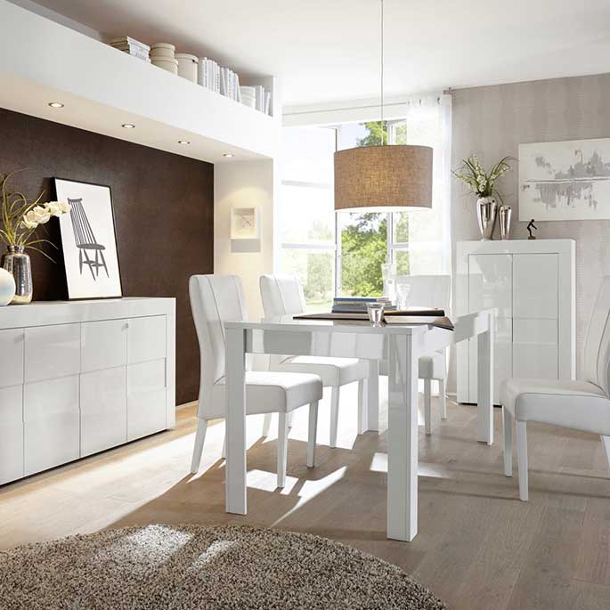 Chaises de salle à manger de style design autour d’une table claire